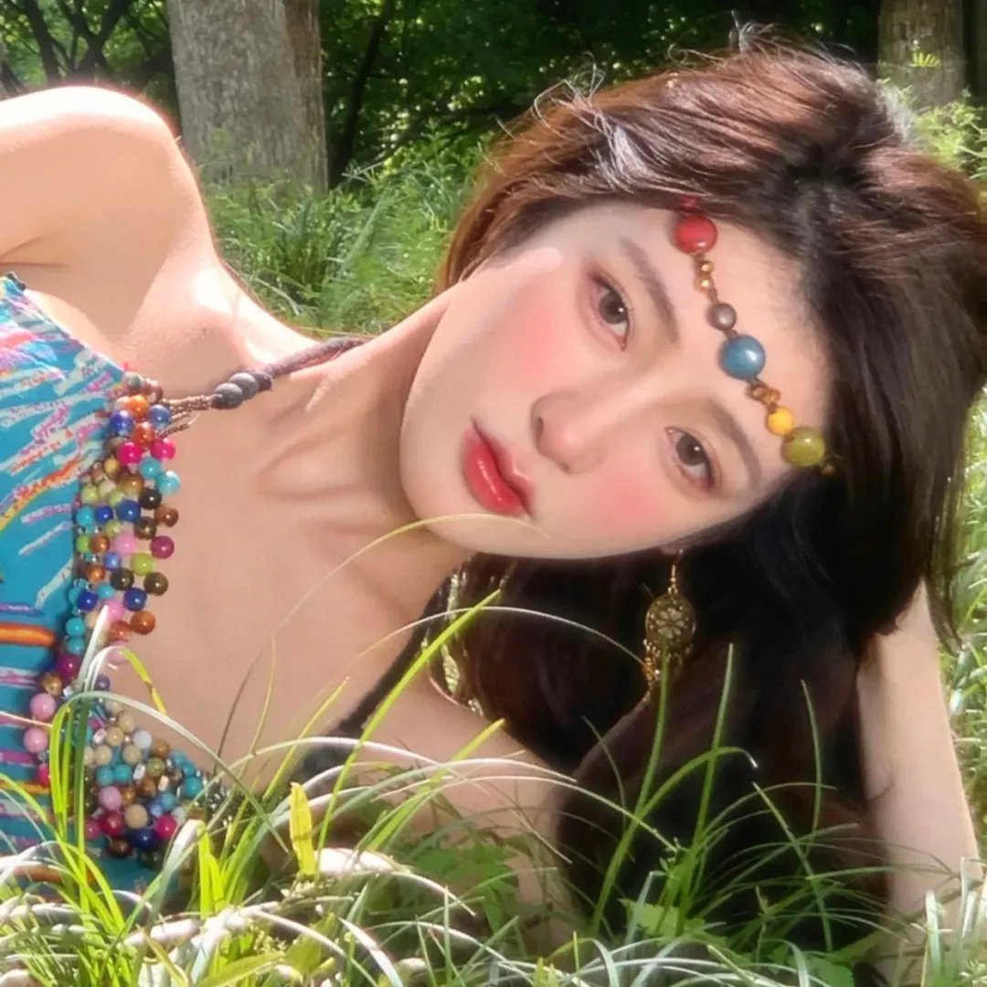 泳池里的男孩